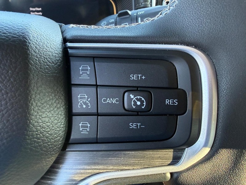 Jeep Wagoneer L Vehicle Image 17