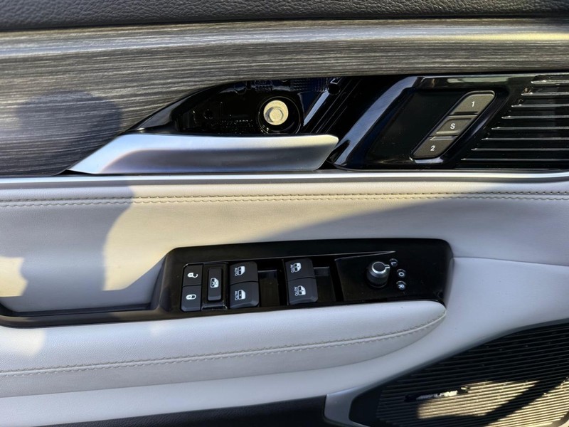 Jeep Wagoneer L Vehicle Image 26