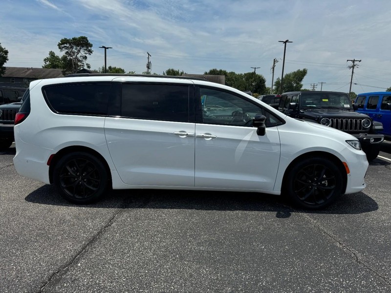 Chrysler Pacifica Vehicle Full-screen Gallery Image 02