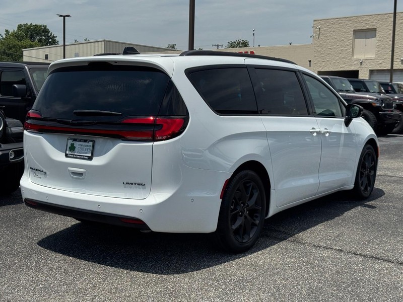 Chrysler Pacifica Vehicle Full-screen Gallery Image 03