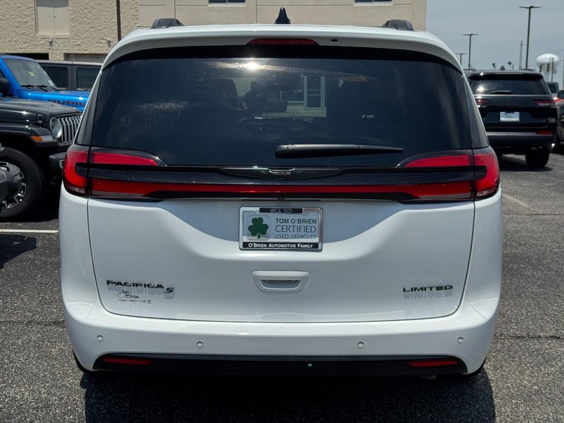 Chrysler Pacifica Vehicle Full-screen Gallery Image 05