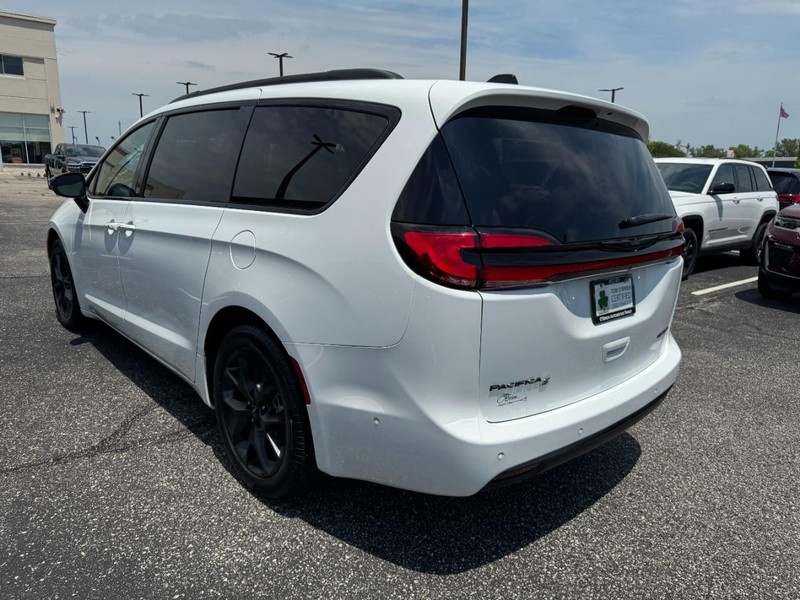 Chrysler Pacifica Vehicle Full-screen Gallery Image 06