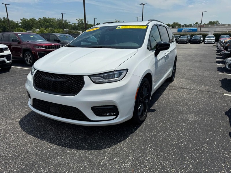Chrysler Pacifica Vehicle Full-screen Gallery Image 08