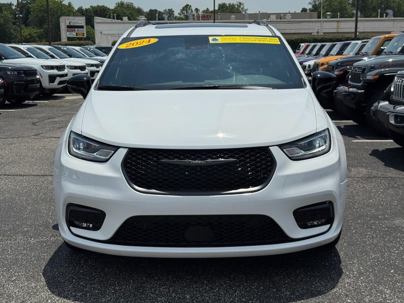 Chrysler Pacifica Vehicle Full-screen Gallery Image 09