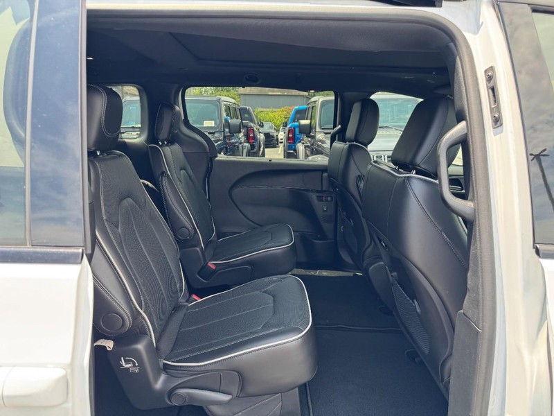 Chrysler Pacifica Vehicle Full-screen Gallery Image 10