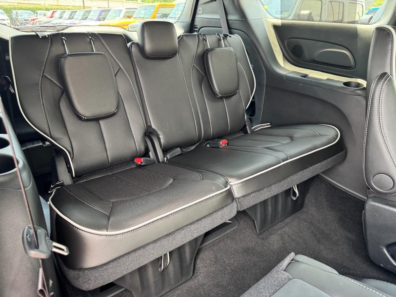 Chrysler Pacifica Vehicle Full-screen Gallery Image 11