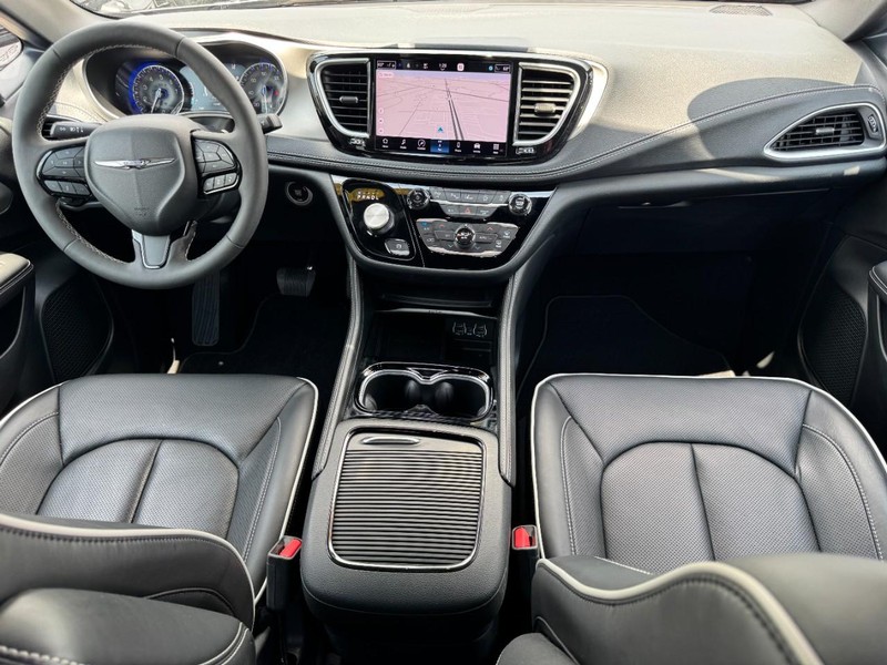 Chrysler Pacifica Vehicle Full-screen Gallery Image 12