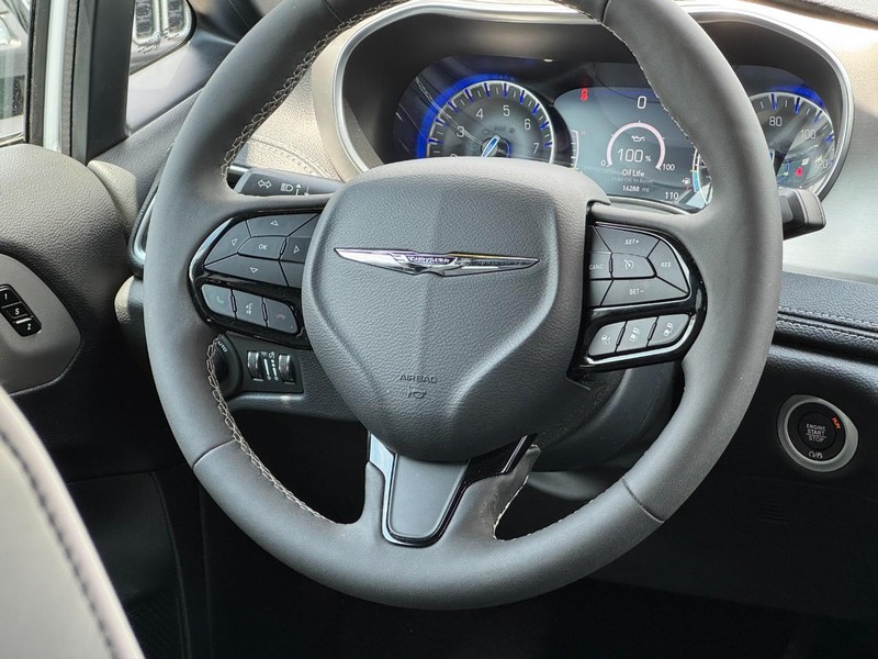 Chrysler Pacifica Vehicle Full-screen Gallery Image 13