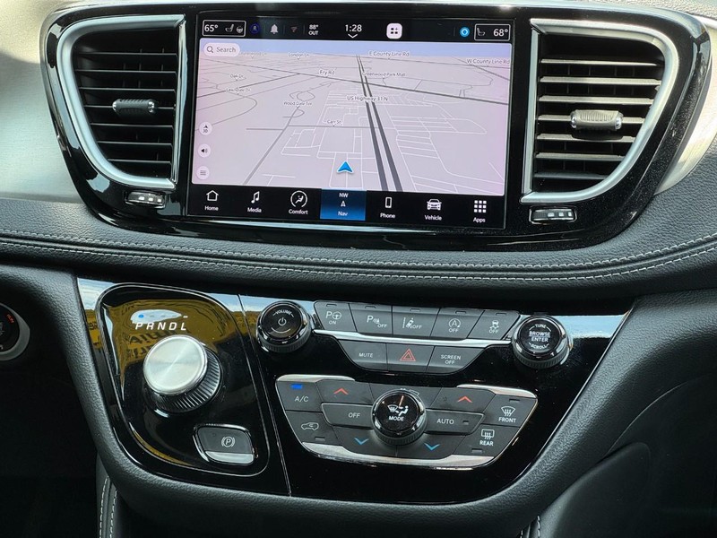 Chrysler Pacifica Vehicle Full-screen Gallery Image 14