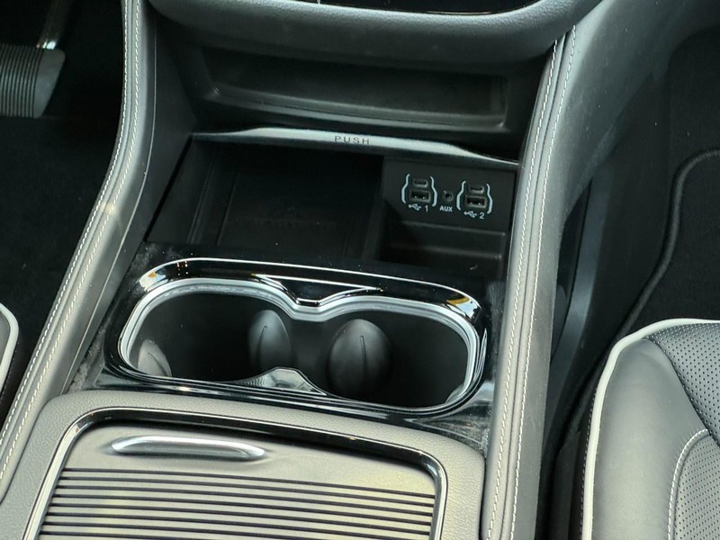 Chrysler Pacifica Vehicle Full-screen Gallery Image 15
