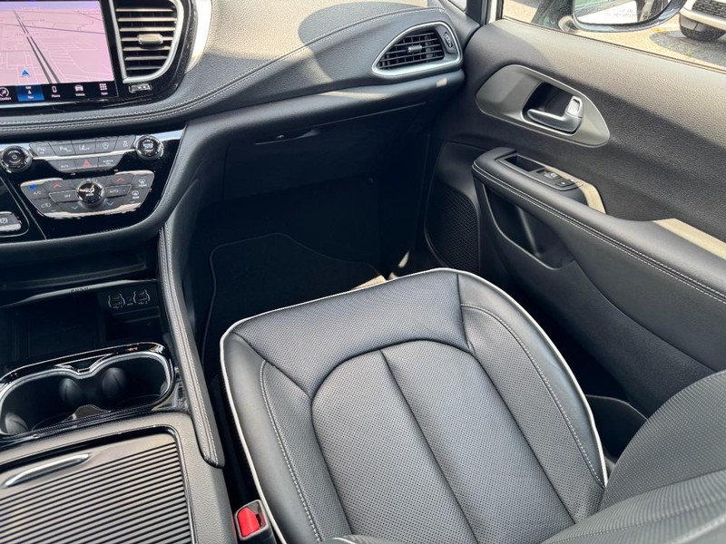 Chrysler Pacifica Vehicle Full-screen Gallery Image 16