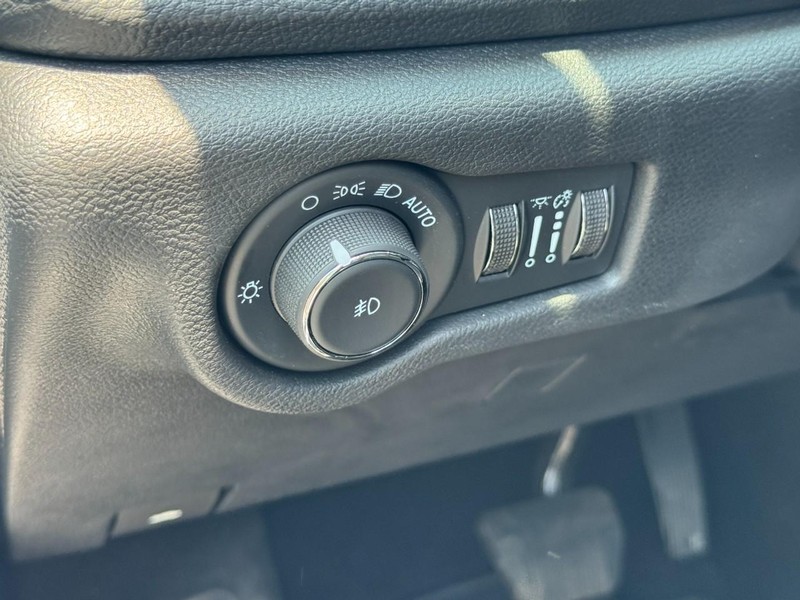 Chrysler Pacifica Vehicle Full-screen Gallery Image 18