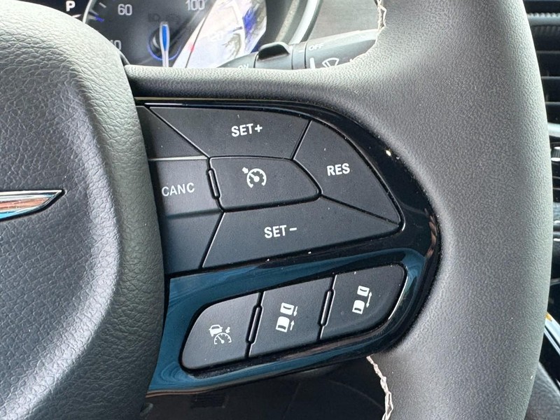 Chrysler Pacifica Vehicle Full-screen Gallery Image 20