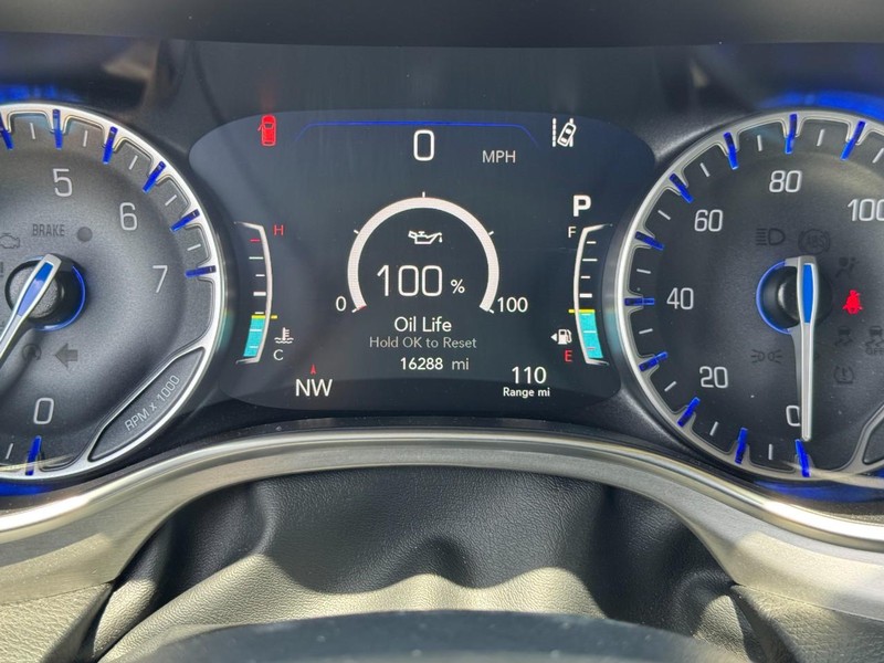 Chrysler Pacifica Vehicle Full-screen Gallery Image 21
