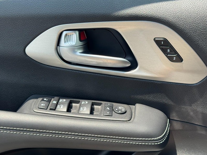 Chrysler Pacifica Vehicle Full-screen Gallery Image 25