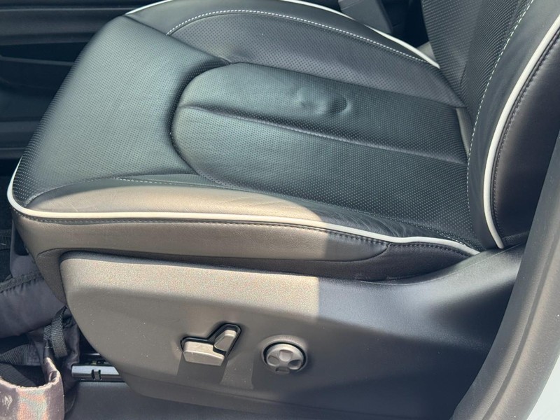 Chrysler Pacifica Vehicle Full-screen Gallery Image 26