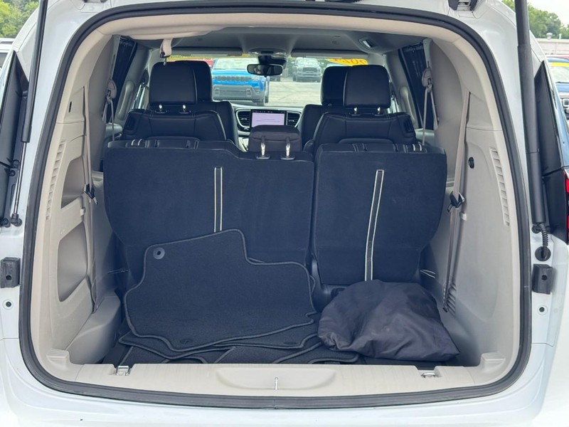 Chrysler Pacifica Vehicle Full-screen Gallery Image 04
