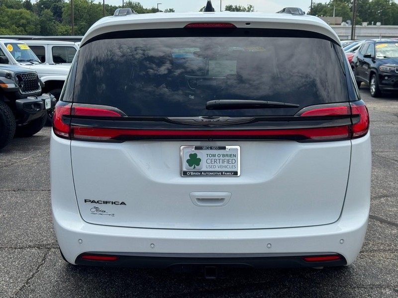 Chrysler Pacifica Vehicle Full-screen Gallery Image 05