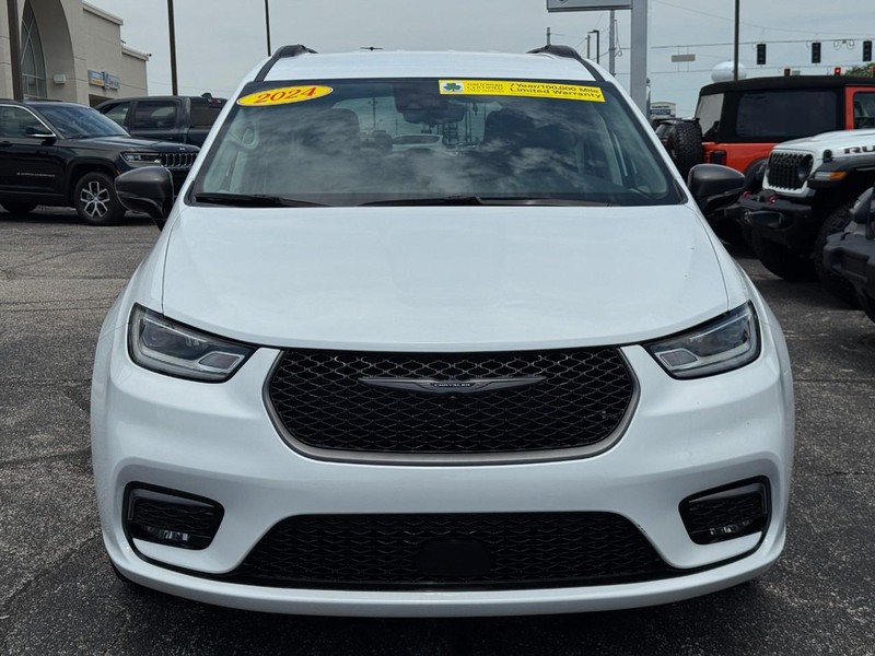 Chrysler Pacifica Vehicle Full-screen Gallery Image 09