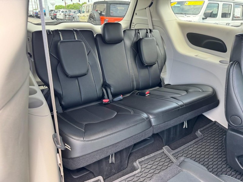 Chrysler Pacifica Vehicle Full-screen Gallery Image 10