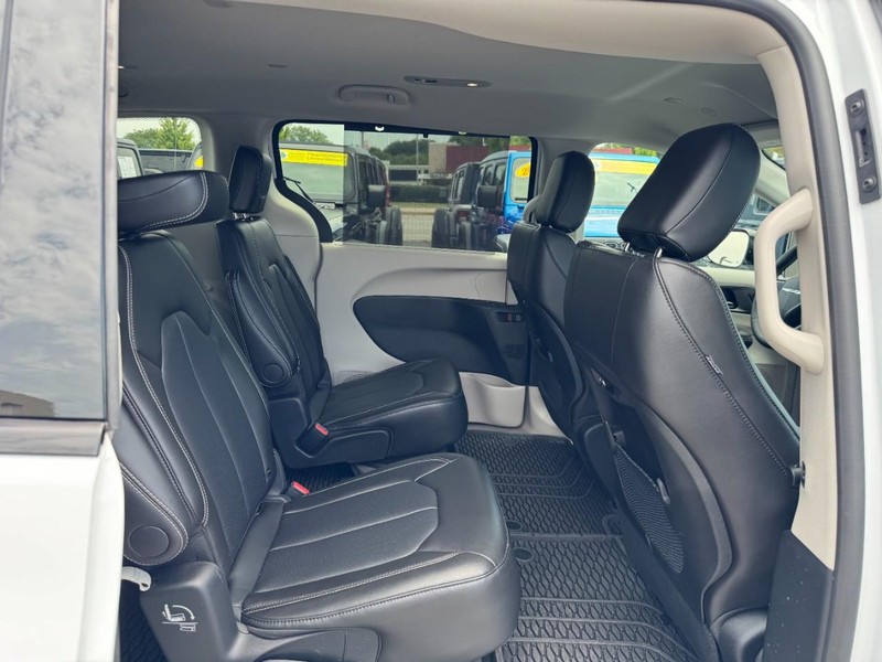 Chrysler Pacifica Vehicle Full-screen Gallery Image 11