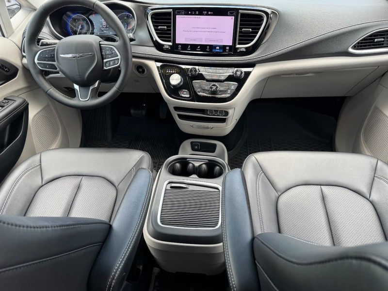 Chrysler Pacifica Vehicle Full-screen Gallery Image 12