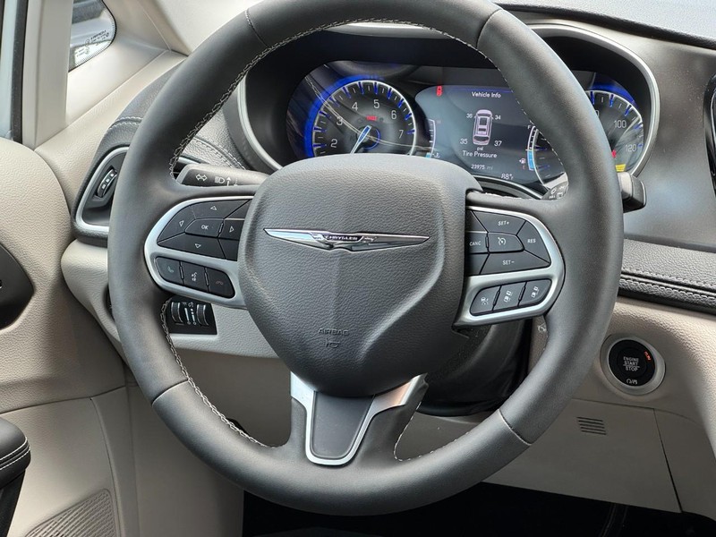 Chrysler Pacifica Vehicle Full-screen Gallery Image 13