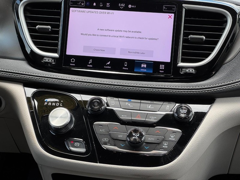 Chrysler Pacifica Vehicle Full-screen Gallery Image 14