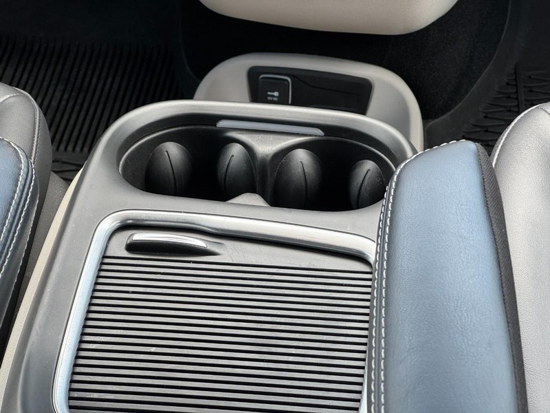 Chrysler Pacifica Vehicle Full-screen Gallery Image 15