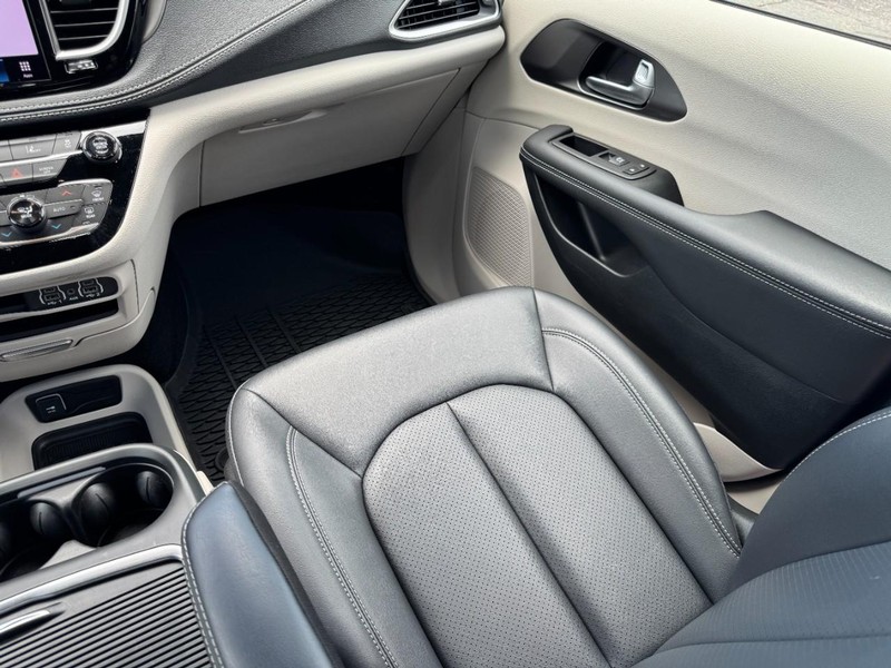 Chrysler Pacifica Vehicle Full-screen Gallery Image 16