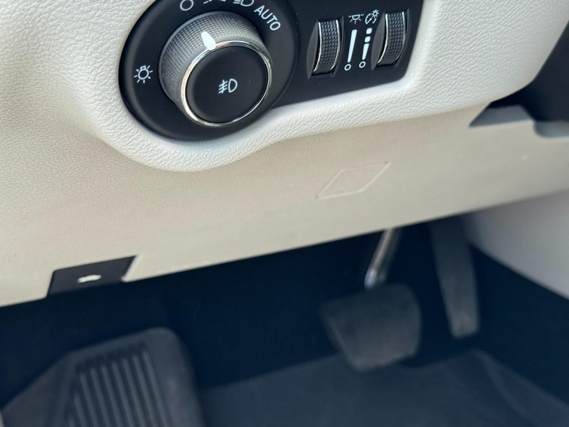 Chrysler Pacifica Vehicle Full-screen Gallery Image 17