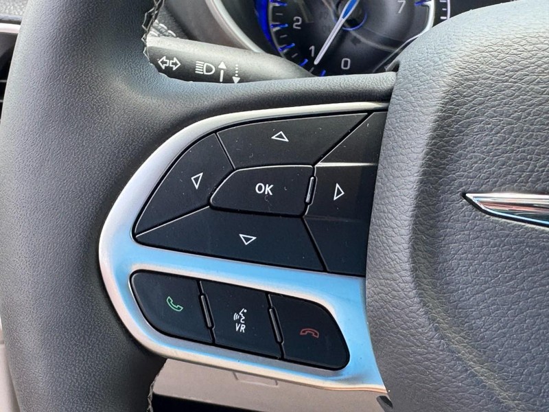 Chrysler Pacifica Vehicle Full-screen Gallery Image 18
