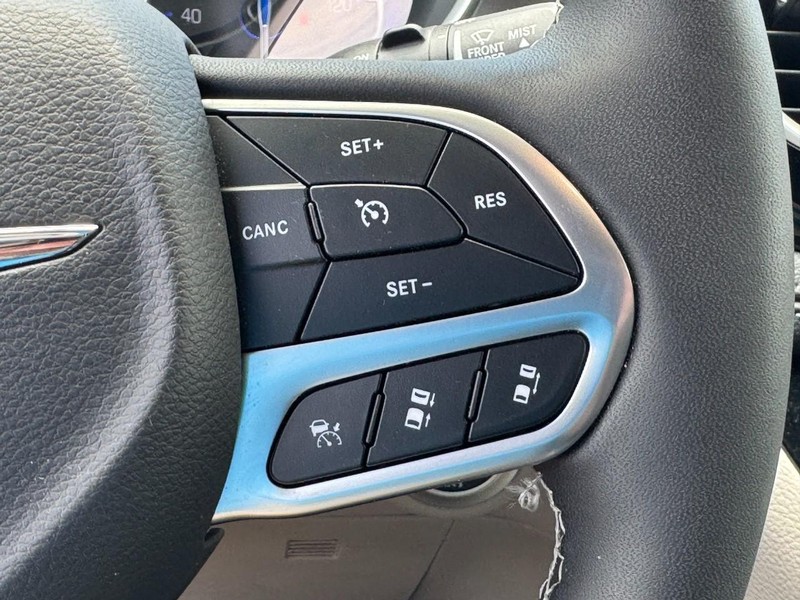 Chrysler Pacifica Vehicle Full-screen Gallery Image 19