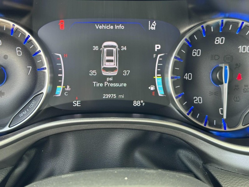 Chrysler Pacifica Vehicle Full-screen Gallery Image 20