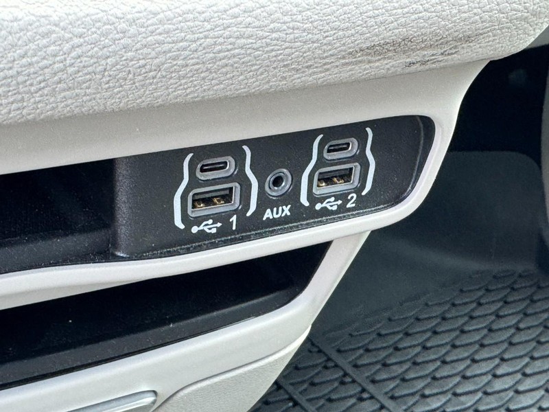 Chrysler Pacifica Vehicle Full-screen Gallery Image 22