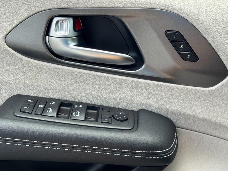 Chrysler Pacifica Vehicle Full-screen Gallery Image 23