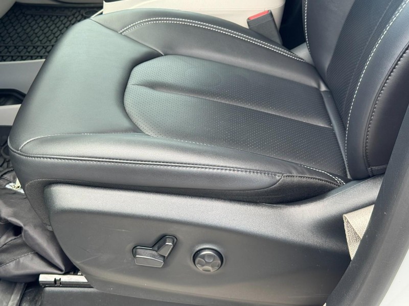 Chrysler Pacifica Vehicle Full-screen Gallery Image 24