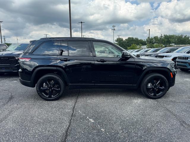 Jeep Grand Cherokee Vehicle Image 02