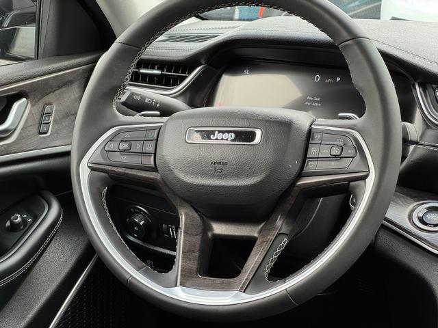Jeep Grand Cherokee Vehicle Image 16
