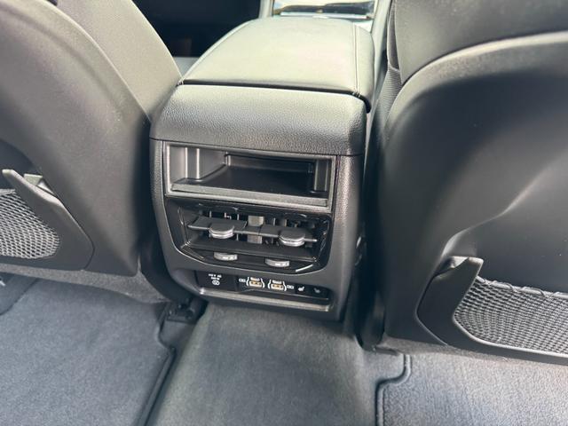 Jeep Grand Cherokee Vehicle Image 22