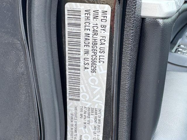 Jeep Grand Cherokee Vehicle Image 34