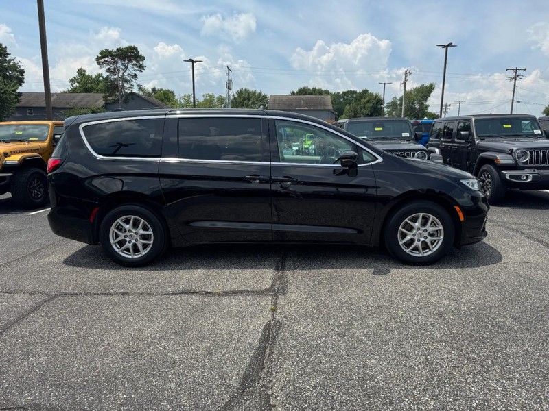 Chrysler Pacifica Vehicle Full-screen Gallery Image 02