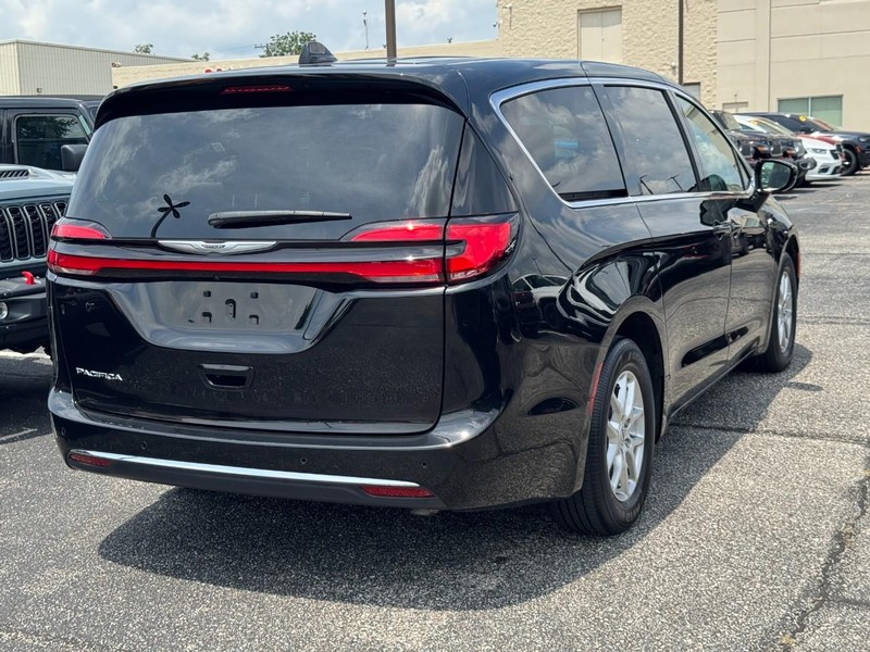 Chrysler Pacifica Vehicle Full-screen Gallery Image 03