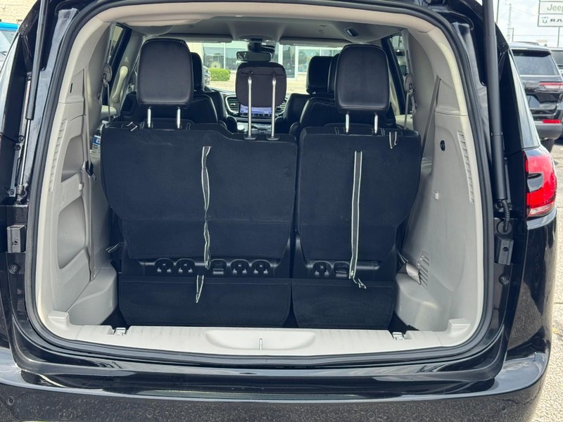 Chrysler Pacifica Vehicle Full-screen Gallery Image 04