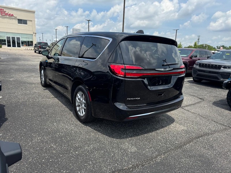 Chrysler Pacifica Vehicle Full-screen Gallery Image 05