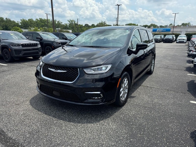 Chrysler Pacifica Vehicle Full-screen Gallery Image 07