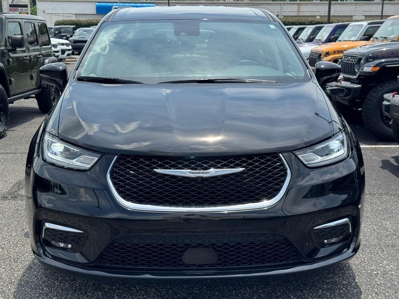 Chrysler Pacifica Vehicle Full-screen Gallery Image 08