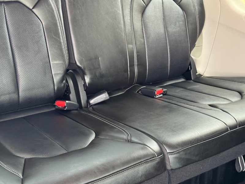 Chrysler Pacifica Vehicle Full-screen Gallery Image 09