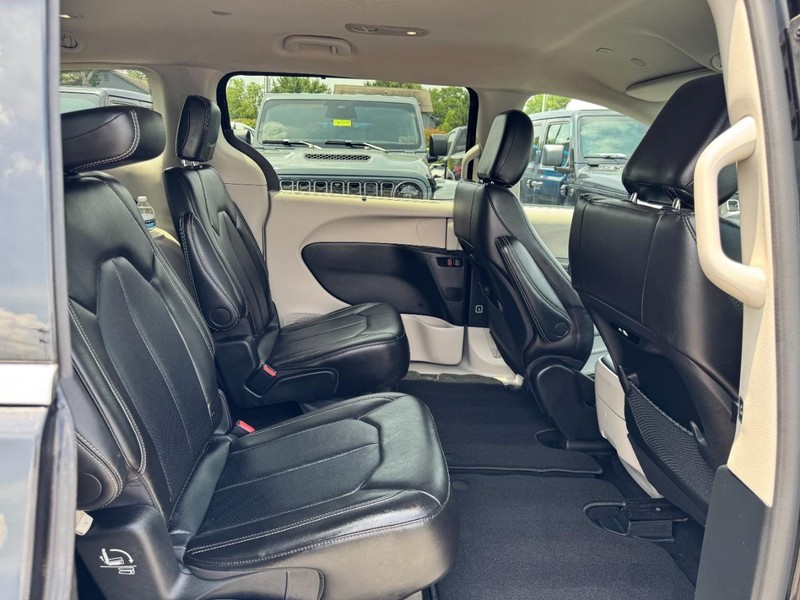 Chrysler Pacifica Vehicle Full-screen Gallery Image 10
