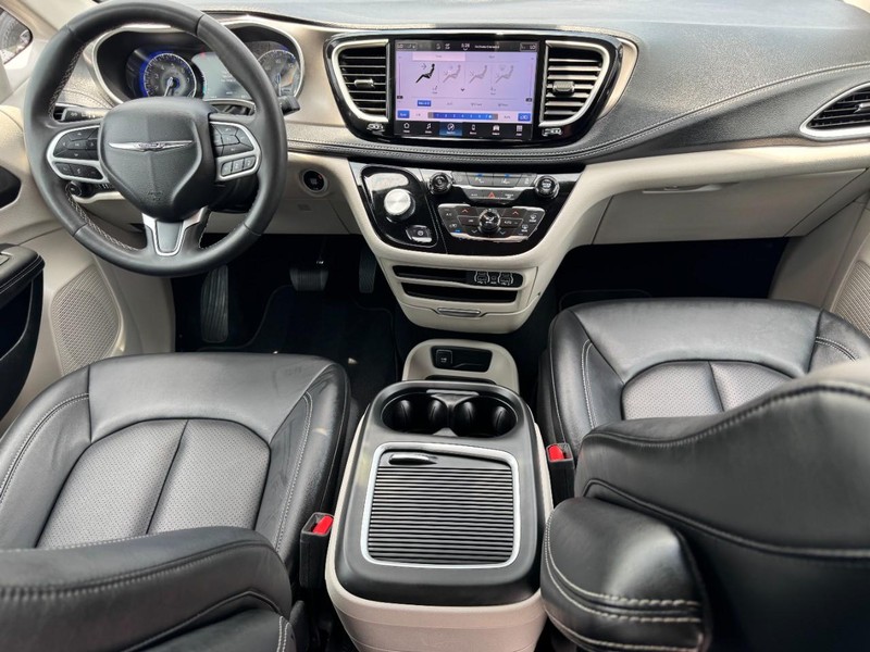 Chrysler Pacifica Vehicle Full-screen Gallery Image 11